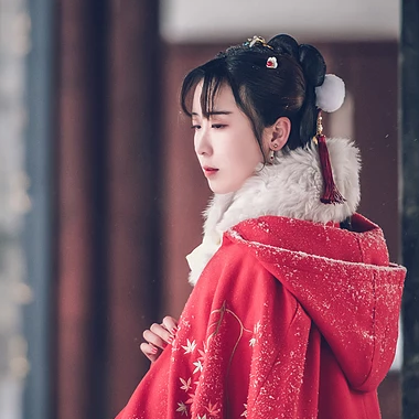 身紅披風(fēng)持傘賞雪女生頭像，唯美古風(fēng)真人頭像