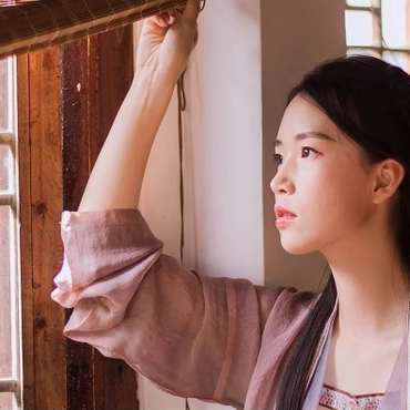 愜意喝酒賞花女生頭像，唯美古風(fēng)真人頭像