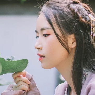 愜意喝酒賞花女生頭像，唯美古風(fēng)真人頭像