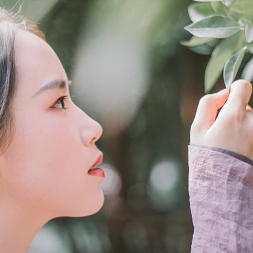 愜意喝酒賞花女生頭像，唯美古風(fēng)真人頭像