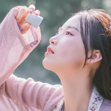 愜意喝酒賞花女生頭像，唯美古風(fēng)真人頭像