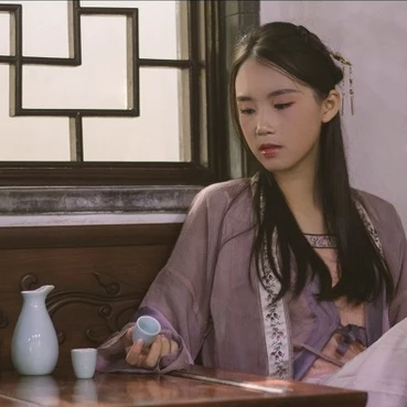 愜意喝酒賞花女生頭像，唯美古風(fēng)真人頭像