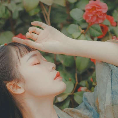 山茶花開女生頭像，唯美古風真人頭像