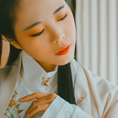 白衣風(fēng)度帶折扇女生頭像，唯美古風(fēng)真人頭像