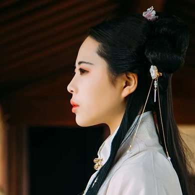 白衣風(fēng)度帶折扇女生頭像，唯美古風(fēng)真人頭像