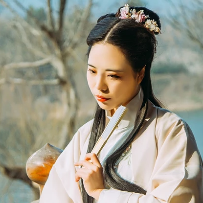 白衣風(fēng)度帶折扇女生頭像，唯美古風(fēng)真人頭像