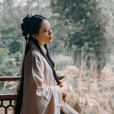 白衣風(fēng)度帶折扇女生頭像，唯美古風(fēng)真人頭像