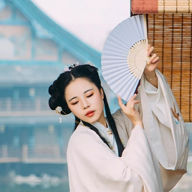 白衣風(fēng)度帶折扇女生頭像，唯美古風(fēng)真人頭像