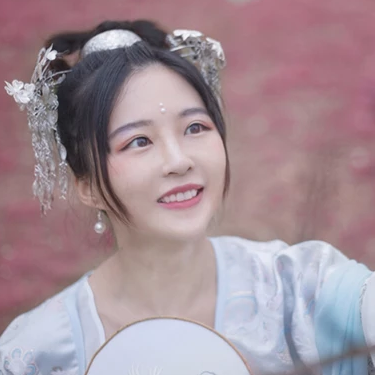 櫻落紛飛帶傘女生頭像，唯美古風(fēng)真人頭像