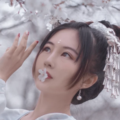 櫻落紛飛帶傘女生頭像，唯美古風(fēng)真人頭像