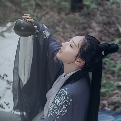 禪意喝酒女生頭像，唯美古風(fēng)真人頭像