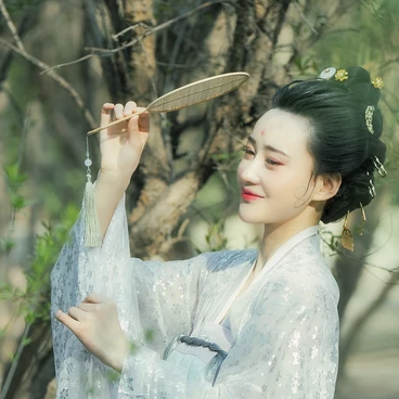 優(yōu)雅賞春帶團(tuán)扇女生頭像，唯美古風(fēng)真人頭像