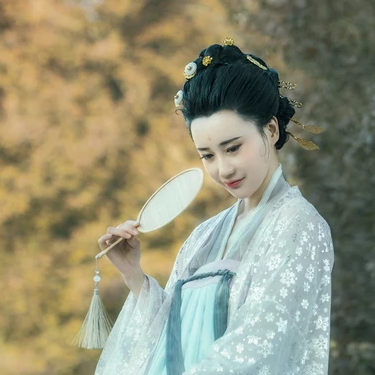 優(yōu)雅賞春帶團(tuán)扇女生頭像，唯美古風(fēng)真人頭像