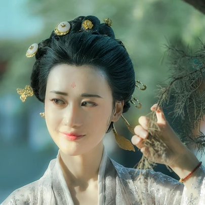 優(yōu)雅賞春帶團(tuán)扇女生頭像，唯美古風(fēng)真人頭像