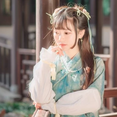 淡綠清新帶團(tuán)扇女生頭像，唯美古風(fēng)真人頭像