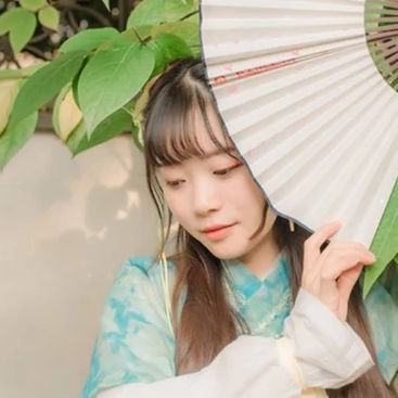 淡綠清新帶團(tuán)扇女生頭像，唯美古風(fēng)真人頭像