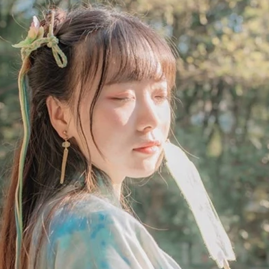 淡綠清新帶團(tuán)扇女生頭像，唯美古風(fēng)真人頭像