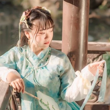 淡綠清新帶團(tuán)扇女生頭像，唯美古風(fēng)真人頭像