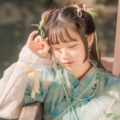 淡綠清新帶團(tuán)扇女生頭像，唯美古風(fēng)真人頭像