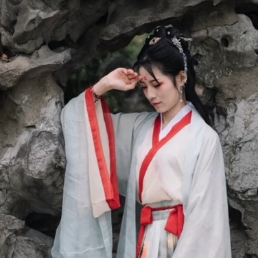 文藝春風女生頭像，唯美古風真人頭像