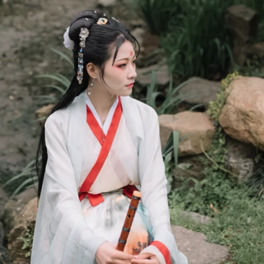 文藝春風女生頭像，唯美古風真人頭像