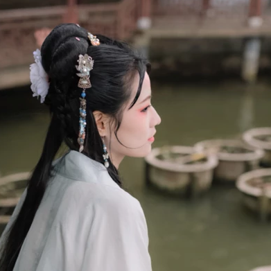 文藝春風女生頭像，唯美古風真人頭像