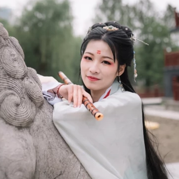 文藝春風女生頭像，唯美古風真人頭像