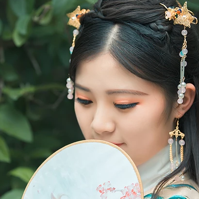 繡球花帶團(tuán)扇女生頭像，唯美古風(fēng)真人頭像