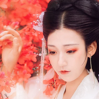 楓葉白衣帶團扇女生頭像，唯美古風(fēng)真人頭像