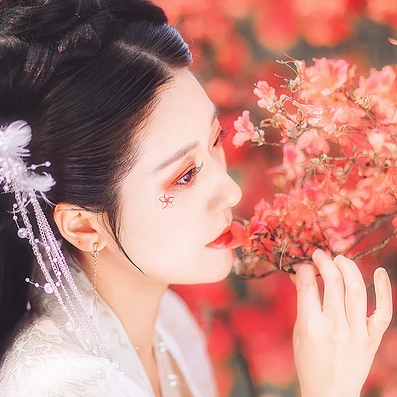 楓葉白衣帶團扇女生頭像，唯美古風(fēng)真人頭像