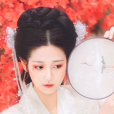 楓葉白衣帶團扇女生頭像，唯美古風(fēng)真人頭像