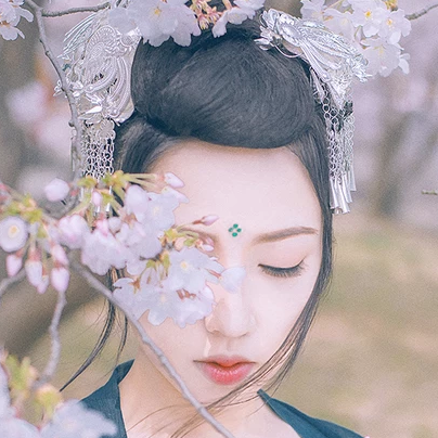 漫櫻少女心帶團(tuán)扇女生頭像，唯美古風(fēng)真頭像