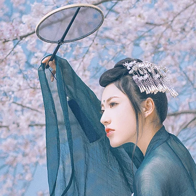 漫櫻少女心帶團(tuán)扇女生頭像，唯美古風(fēng)真頭像