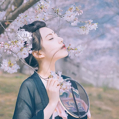 漫櫻少女心帶團(tuán)扇女生頭像，唯美古風(fēng)真頭像