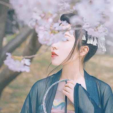 漫櫻少女心帶團(tuán)扇女生頭像，唯美古風(fēng)真頭像