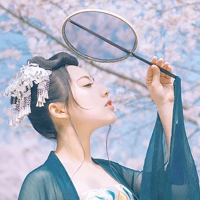 漫櫻少女心帶團(tuán)扇女生頭像，唯美古風(fēng)真頭像