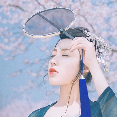 漫櫻少女心帶團(tuán)扇女生頭像，唯美古風(fēng)真頭像