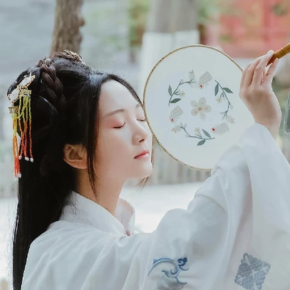 甜美可愛帶傘團扇女生頭像，唯美古風真人頭像