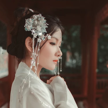 春風(fēng)撲面女生頭像，唯美古風(fēng)真人頭像