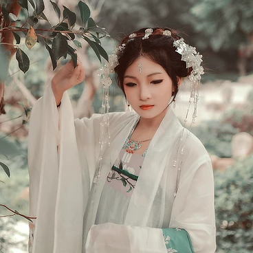 春風(fēng)撲面女生頭像，唯美古風(fēng)真人頭像