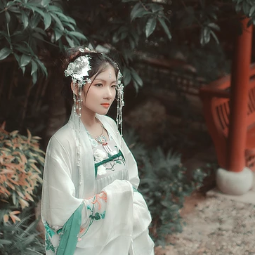 春風(fēng)撲面女生頭像，唯美古風(fēng)真人頭像