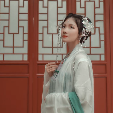 春風(fēng)撲面女生頭像，唯美古風(fēng)真人頭像