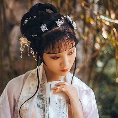 優(yōu)雅庭院女生頭像，唯美古風真人頭像