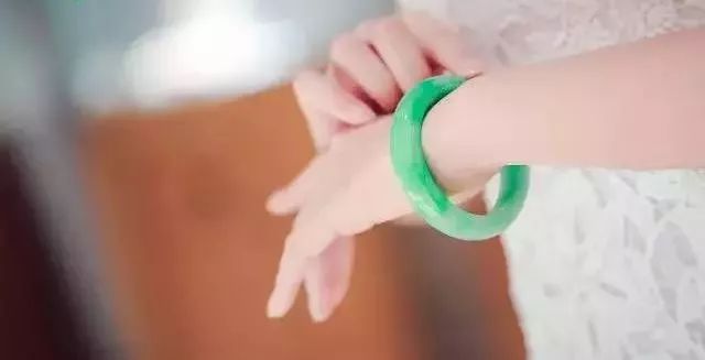 手串怎么戴？左戴玉右戴銀養(yǎng)生更養(yǎng)人！