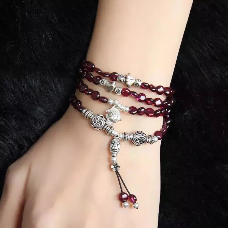 手串怎么戴？左戴玉右戴銀養(yǎng)生更養(yǎng)人！