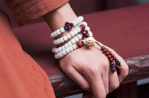 手串怎么戴？左戴玉右戴銀養(yǎng)生更養(yǎng)人！