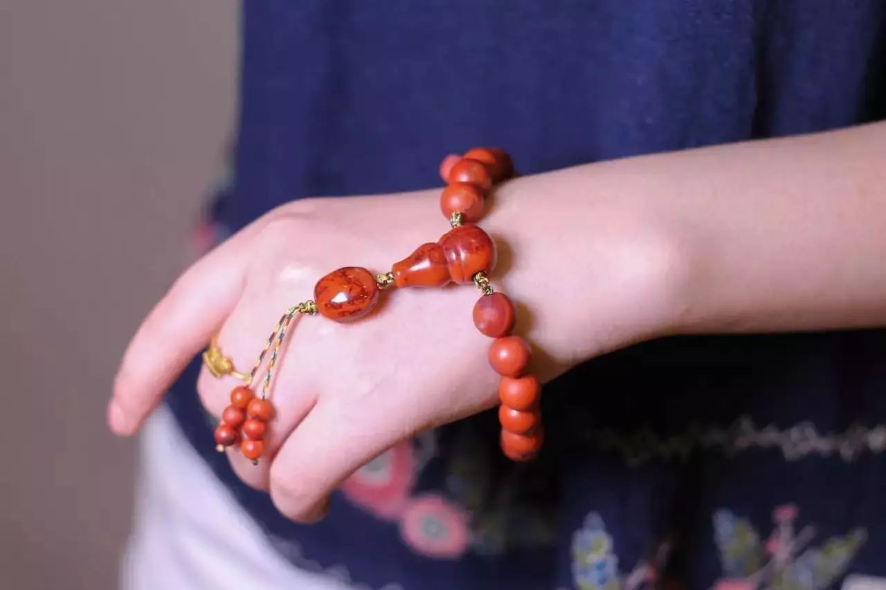 手串怎么戴？左戴玉右戴銀養(yǎng)生更養(yǎng)人！