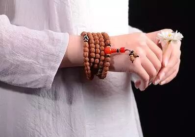 手串怎么戴？左戴玉右戴銀養(yǎng)生更養(yǎng)人！