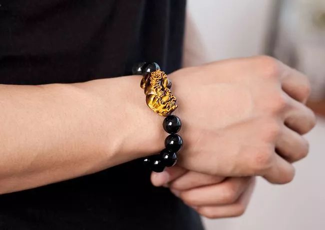 手串怎么戴？左戴玉右戴銀養(yǎng)生更養(yǎng)人！