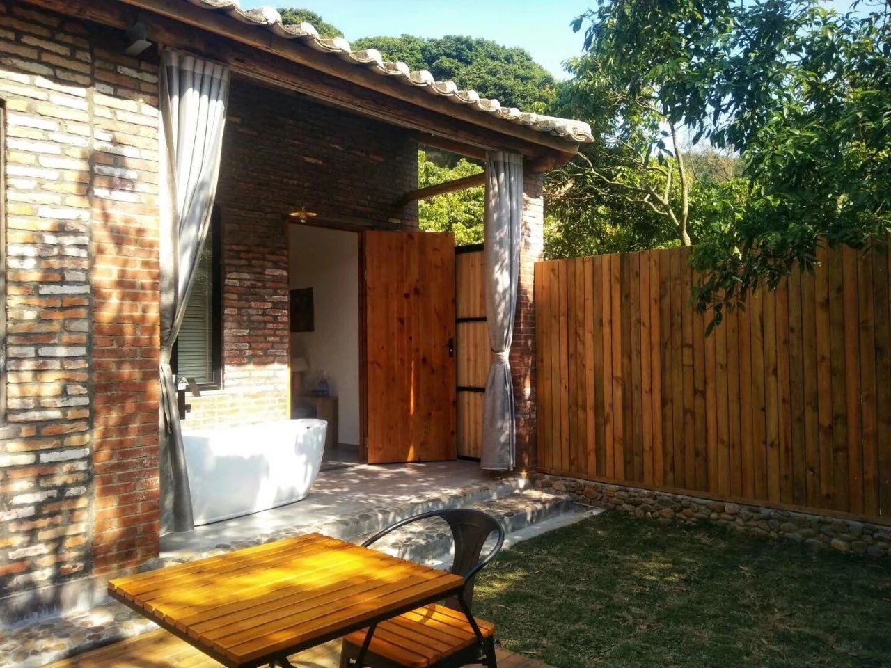 廣州·菁木山舍，有個(gè)木屋開滿鮮花看花開花落